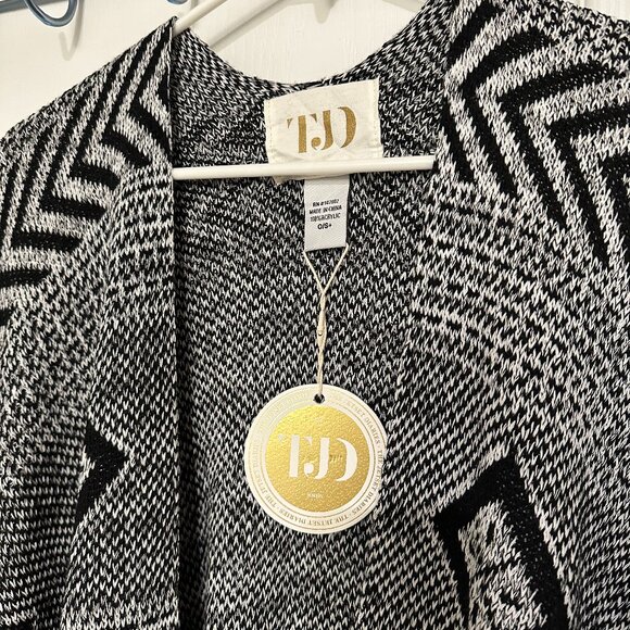 The Jetset Diaries Plus Knit Poncho - Picture 5 of 16